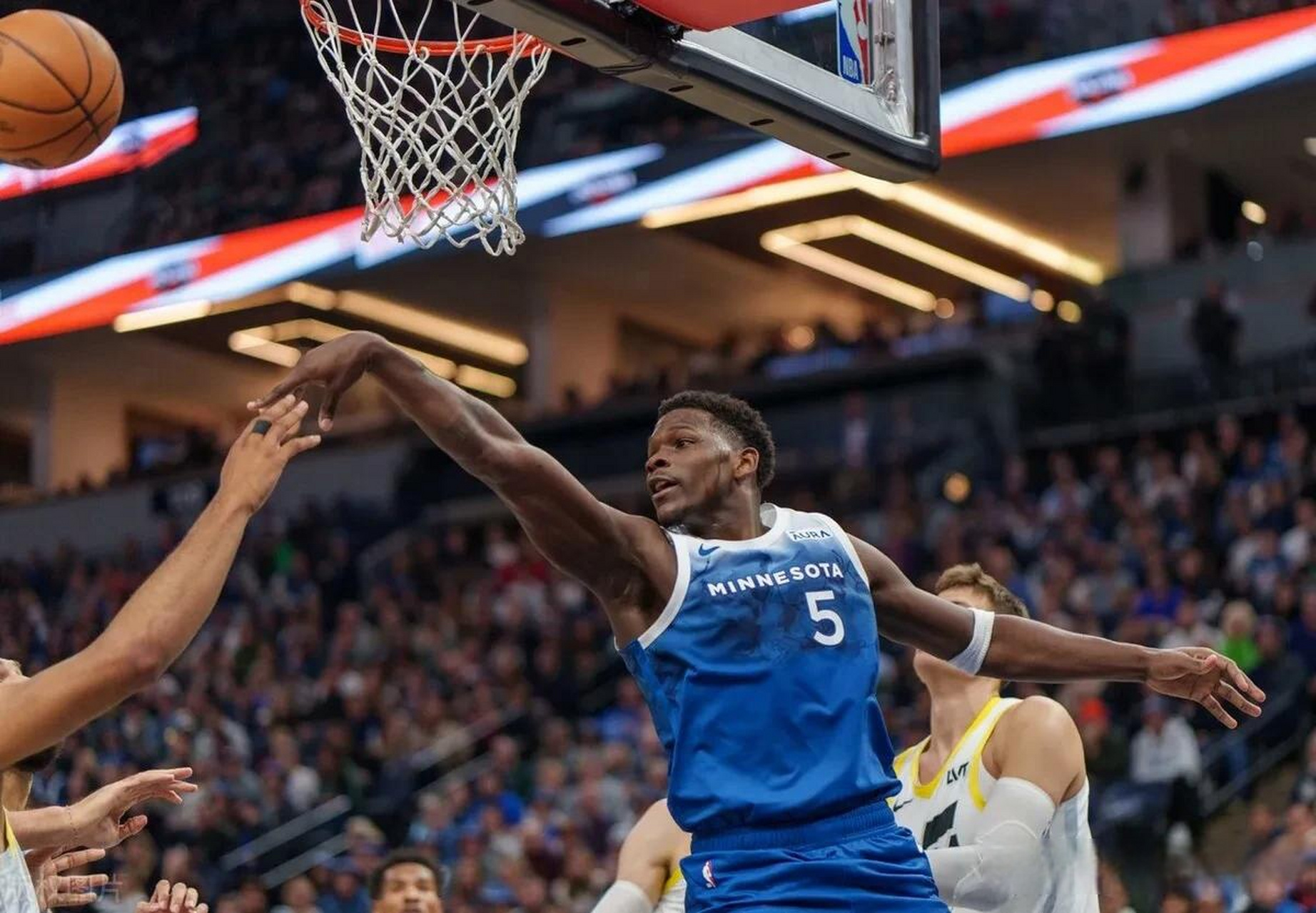 亚博体育官网-关于这也行？风云突变明尼苏达森林狼赛前调整名单明尼苏达森林狼防线松动备战NBA总决赛，詹姆斯在瑞士队比赛中连败的信息